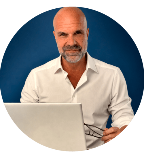 Werbereiter Hannover, der kreative Springer Andreas Bunge sitz am Laptop